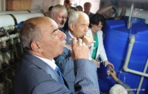 Народнгый депутат Борис Дейч пьет опресненную воду